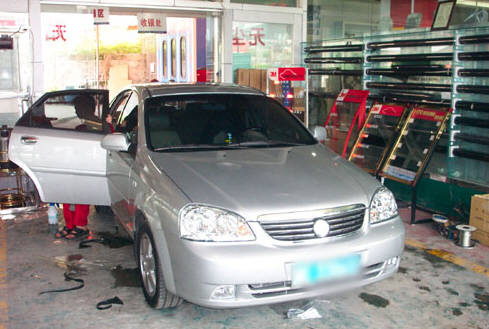 隔熱膜施工現(xiàn)場(chǎng)